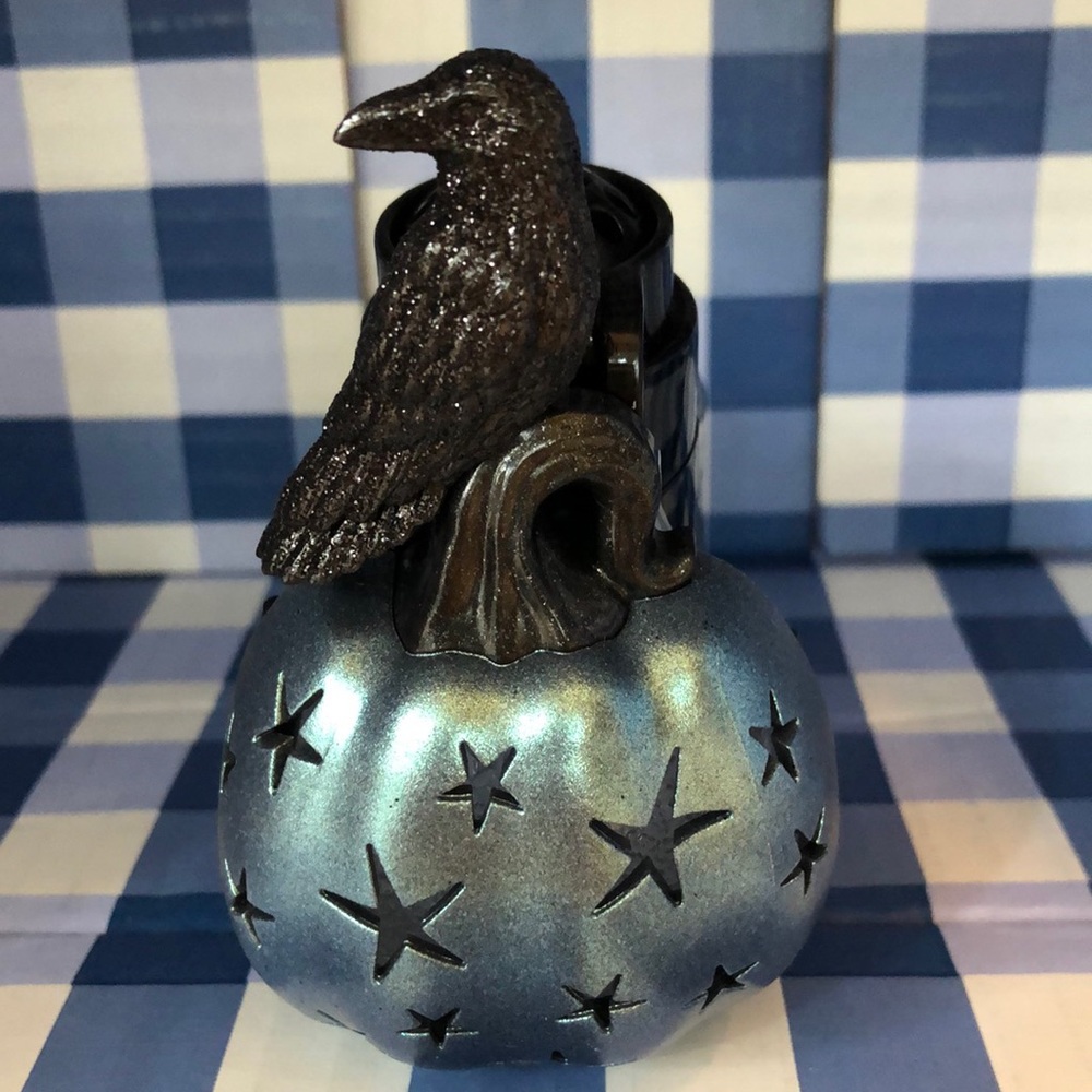 RETIRED Bath & Bodywork’s Black Crow Pumpkin Wallflower Plug In 2022 Collection - Picture 2 of 7